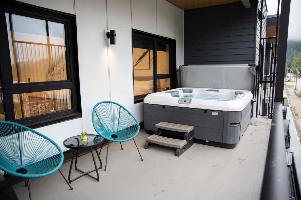 Le Refuge - Revelstoke Condo With Hot Tub Exterior photo